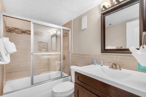 デスティンにあるThe Islander 214のバスルーム(トイレ、洗面台、シャワー付)