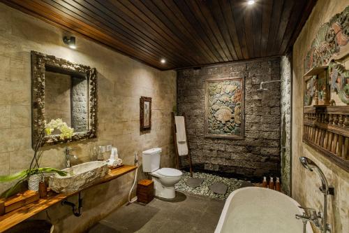 Bilik mandi di Teja Lokha Ubud Villa