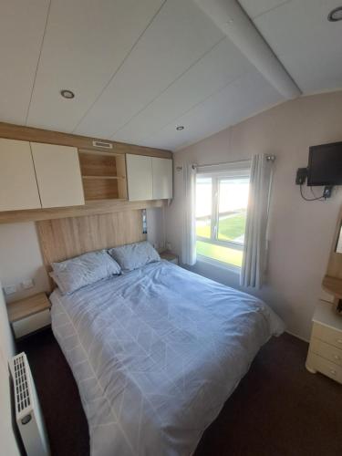 Un dormitorio con una cama grande y una ventana en 45 Sandringham en Blackpool