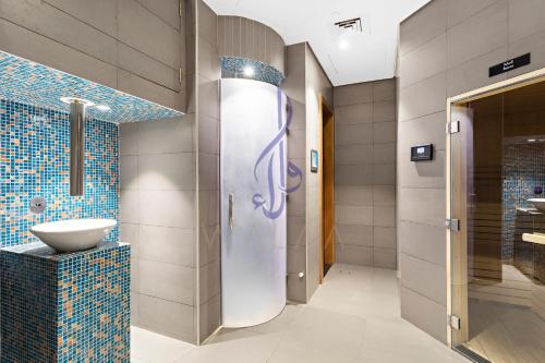 y baño con ducha y lavamanos. en Walaa Homes-Luxury 2 Bedroom at DAMAC Exclusiva Tower Riyadh Saudia-3004, en Riad