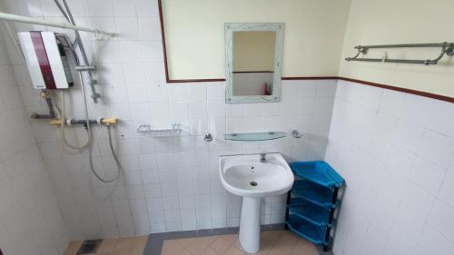 吉隆坡的住宿－Bistari Master Rooms, FEMALE guests only, Wifi, PWTC，浴室配有盥洗盆和带镜子的淋浴