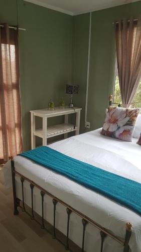 sypialnia z łóżkiem z niebieskim kocem w obiekcie Porta Salutis w mieście Port St Johns