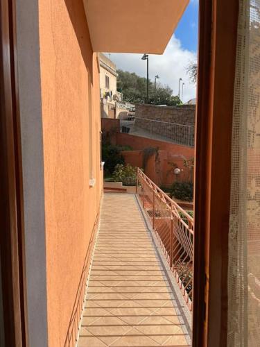 una ventana de un edificio con vistas a una pasarela en Casa vacanze La Maddalena, en La Maddalena