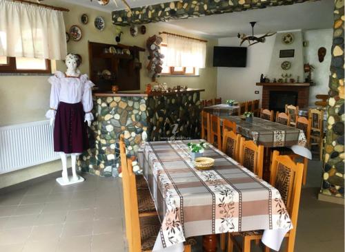 Restoran ili drugo mesto za obedovanje u objektu Casa de vacanța Ariana