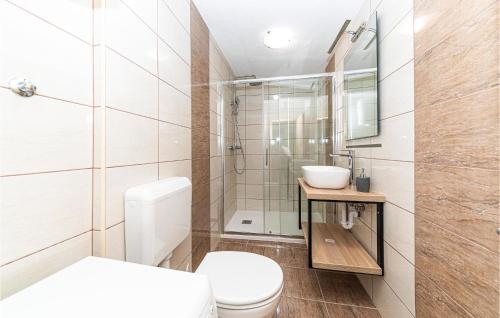 y baño con aseo, ducha y lavamanos. en Beautiful Apartment In Kastel Gomilica With 2 Bedrooms, Wifi And Outdoor Swimming Pool, en Kaštela