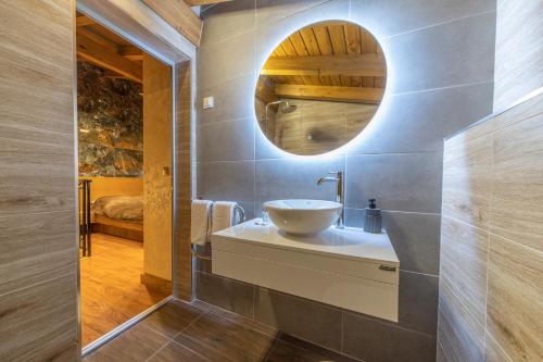 bagno con lavandino e specchio di Pirin Golf&Spa Apartment 42 a Razlog