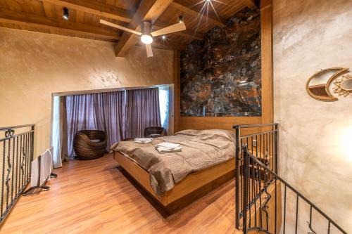 1 dormitorio con 1 cama y ventilador de techo en Pirin Golf&Spa Apartment 42, en Razlog
