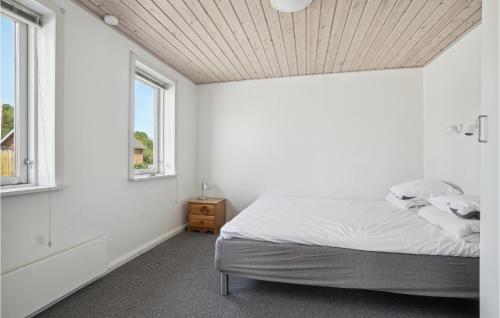 Habitación blanca con cama y ventana en Lovely Home In Bedsted Thy With Kitchen, en Bedsted Thy