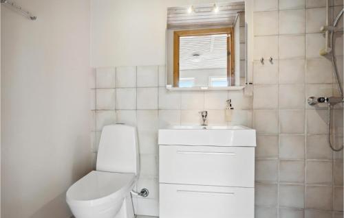 y baño con aseo, lavabo y espejo. en Lovely Home In Bedsted Thy With Kitchen, en Bedsted Thy