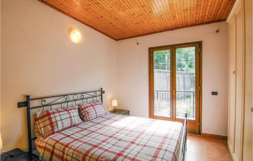 1 dormitorio con cama y ventana grande en Pet Friendly Home In Sesta Godano With Wifi en Sesta Godano