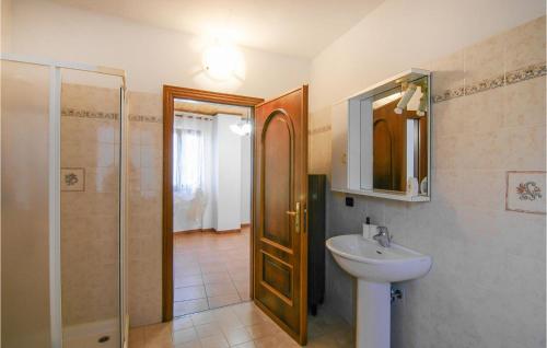 bagno con lavandino, doccia e specchio di Pet Friendly Home In Sesta Godano With Wifi a Sesta Godano