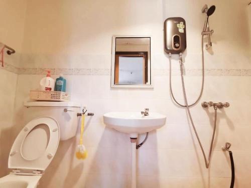 une salle de bains avec toilettes et lavabo dans l'établissement 311 Pangkor Coral Bay Homestay, à Kampong Pasir Bogak