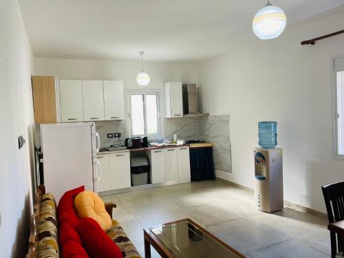 een woonkamer met een bank en een keuken bij Adriatic Hostel Vlora in Vlorë
