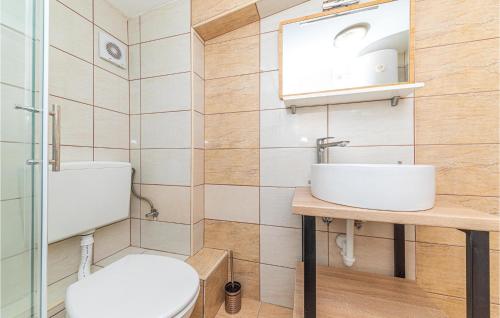 Ett badrum på Nice Apartment In Kastel Gomilica With Kitchen