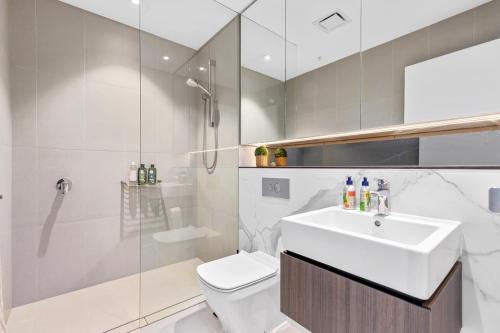 uma casa de banho com um lavatório, um WC e um chuveiro em Macquarie Park Executive 2 Bedroom em Sydney