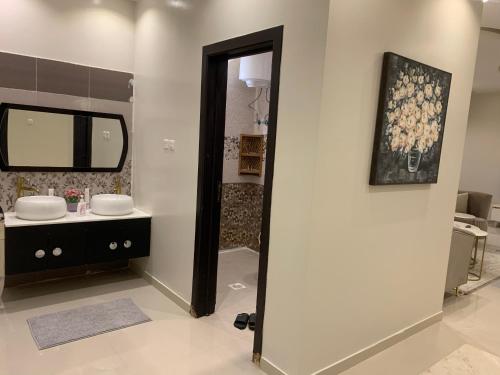 a bathroom with a sink and a mirror at شقق العارض (2) in Riyadh