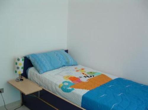 1 dormitorio con cama y mesita de noche con cama sidx sidx en Villa 2M a 50 metri dal mare, en San Vito lo Capo