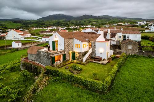 an aerial view of a house with a green yard at Casa Luz in Nordeste
