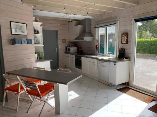 Kuchyň nebo kuchyňský kout v ubytování Maison en bois avec vue sur étang de Sandun