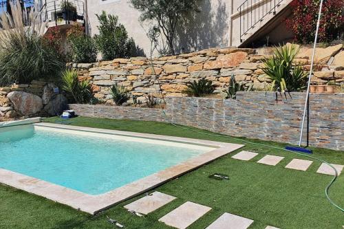 A piscina localizada em Magnifique villa avec piscine et vue panoramique ou nos arredores