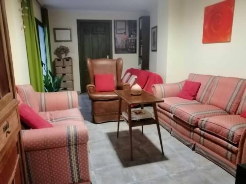 Sala de estar con 2 sofás y mesa en Loft en planta baja en Ciudad Rodrigo en Ciudad Rodrigo