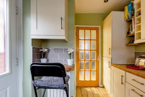 Een keuken of kitchenette bij Bright and Airy Double room in Norbury