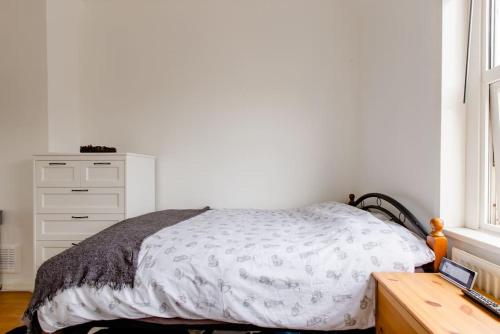 Een bed of bedden in een kamer bij Bright and Airy Double room in Norbury