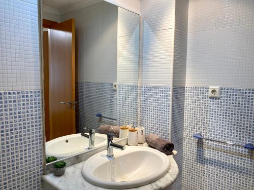 a bathroom with a sink and a mirror at Amplio apartamento en centro in Denia