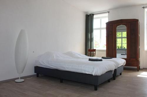 ein Schlafzimmer mit einem Bett und einem großen Fenster in der Unterkunft Villa Laubach in Laubach