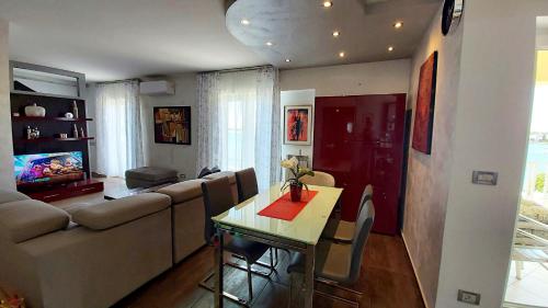 sala de estar con sofá y mesa en Bella Vista Apartments, en Umag