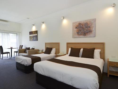 A bed or beds in a room at BEST WESTERN Geelong Motor Inn & Serviced Apartments