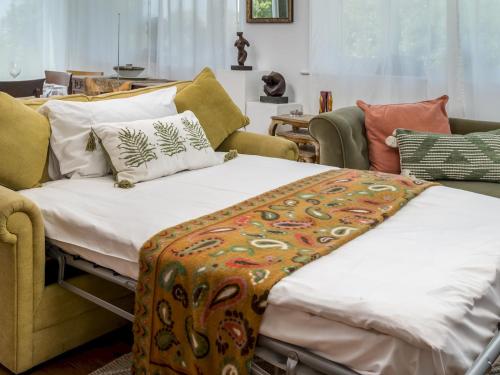 A bed or beds in a room at Pass the Keys The Sculptors Cottage