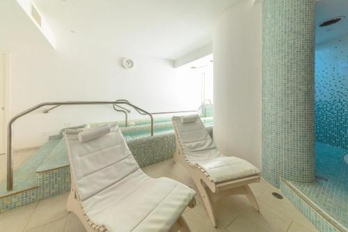 a hospital room with two chairs and a tub at Hotel Terme Oriente - Beach & SPA in Ischia