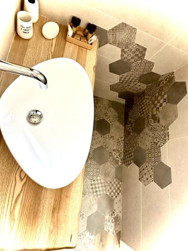 a bathroom with a white sink and a counter at Karasole in San Teodoro