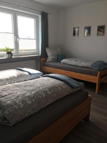 מיטה או מיטות בחדר ב-Ferienwohnung Auenthal