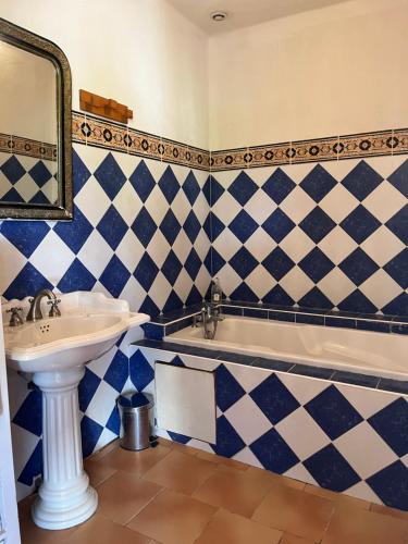 Ванна кімната в Chambre d'hôte au cœur de la Provence Eygalieres