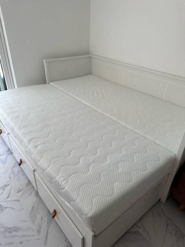 materasso posto su un letto in una stanza di Le Massilhan - à 100M de la mer a Le Castellas
