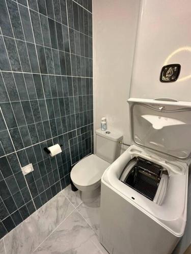 une salle de bain avec des toilettes blanches et un lavabo dans l'établissement Le Massilhan - à 100M de la mer, à Le Castellas