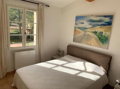 une chambre avec un lit et un tableau au mur dans l'établissement Villa St Endréol Golf & Spa I Piscine Chauffée I, à La Motte