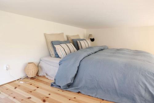 เตียงในห้องที่ Gäststuga 30 kv + loft
