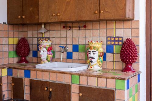um balcão de cozinha com um lavatório com três cabeças em VILLA LORETTA LIPARI em Lipari