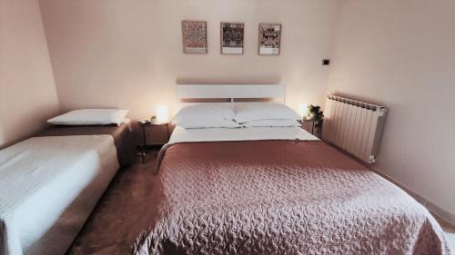a bedroom with two beds in a room at Casa Viola a 900 mt dalla Staz. Centrale in Pescara