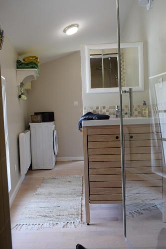 een badkamer met een wastafel en een koelkast bij La Maison du Tourniquet in Aubeterre-sur-Dronne