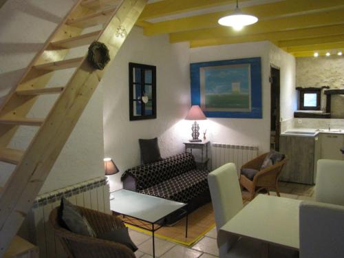 - un salon avec un canapé et un escalier dans l'établissement Le gîte de Mimi, à Vigoux