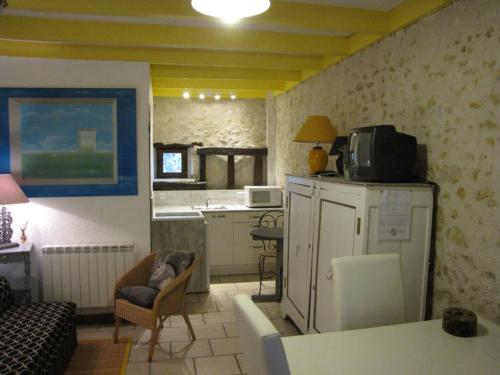 a room with a kitchen and a living room at Le gîte de Mimi in Vigoux