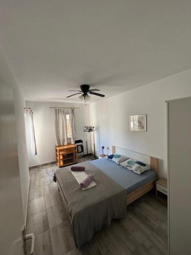 una camera con letto e ventilatore a soffitto di Apartments Peronja Jelsa Seafront a Jelsa (Gelsa)