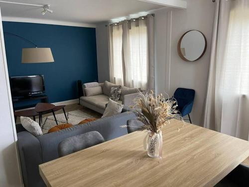 un salon avec une table et un canapé dans l'établissement Le nid familial - TOURS Centre Gare, à Tours