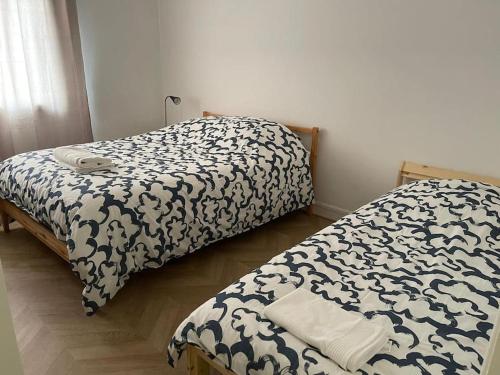 deux lits côte à côte dans une chambre dans l'établissement Le nid familial - TOURS Centre Gare, à Tours