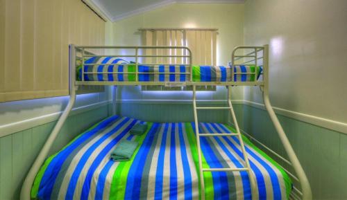 Poschodová posteľ alebo postele v izbe v ubytovaní Kurrimine Beach Holiday Park