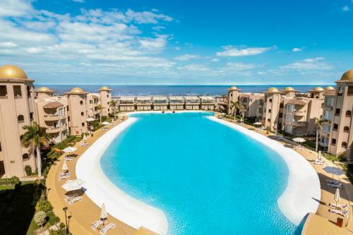 Marom Port Said Resort في بورسعيد: اطلالة جوية على مسبح في منتجع فيه مباني